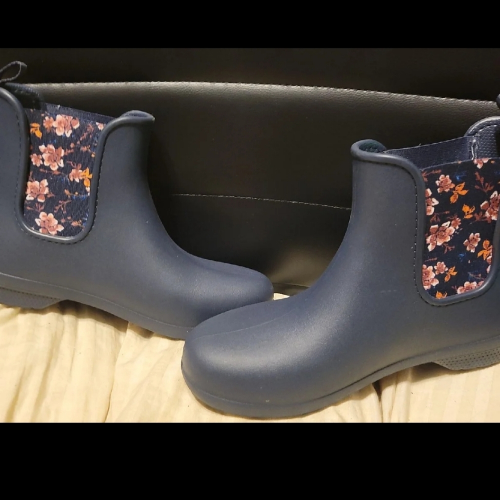 W7 Crocs